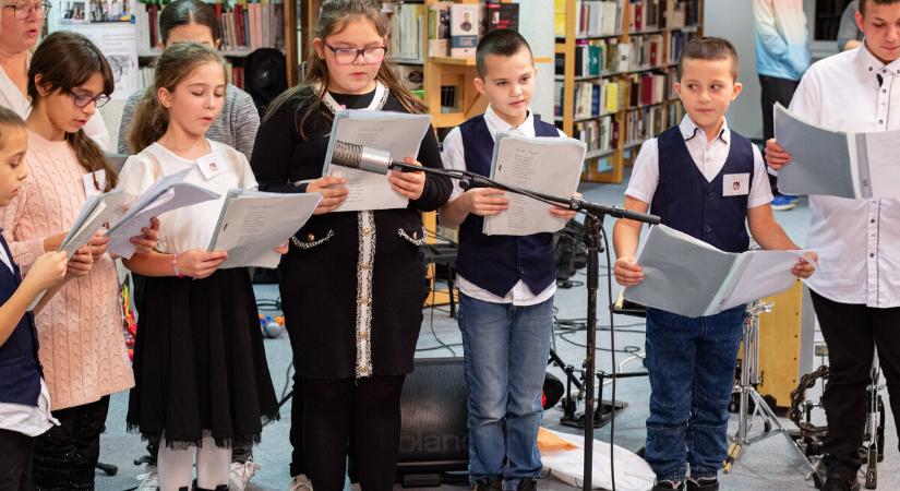 A Drazsé együttes előtt a zajki gyermekek léptek fel a könyvtárban