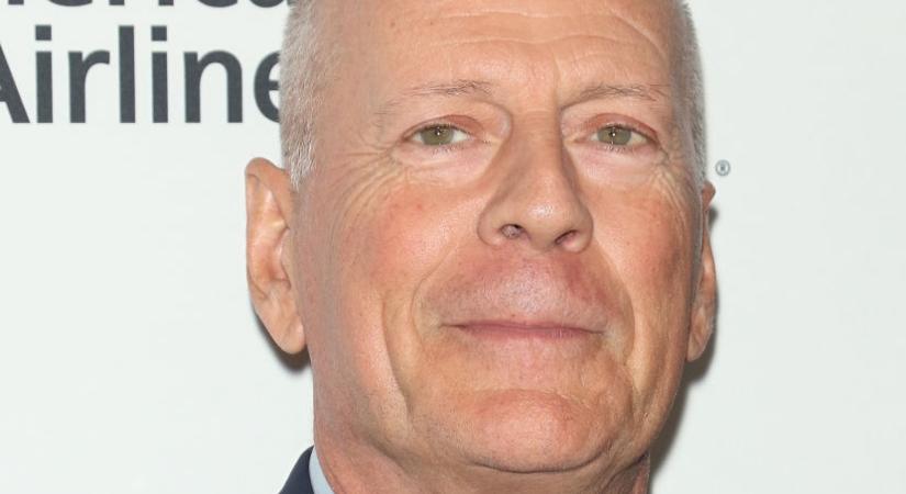 Édesen öleli lányát a nagybeteg Bruce Willis új családi felvételén