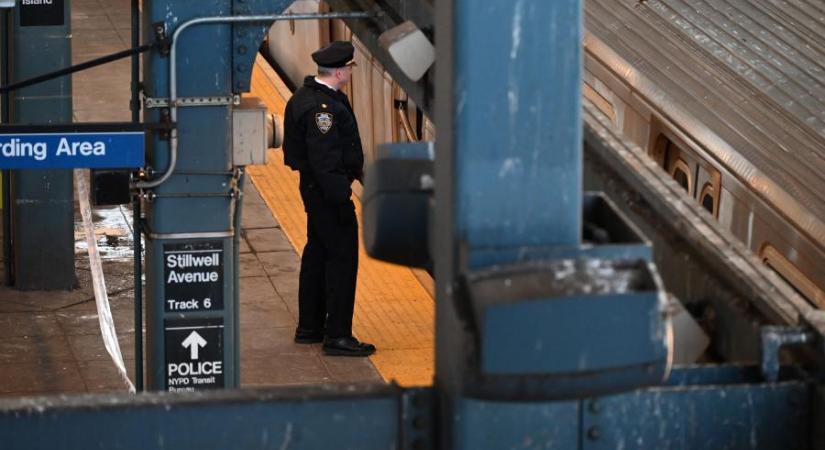 Alvó nőt gyújtottak fel a New York-i metróban