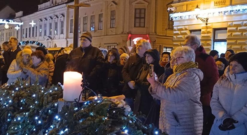 A szeretet lángját is meggyújtották Baján – galériával