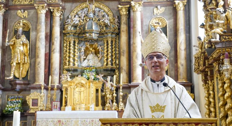 Az esztergomi segédpüspök szerint a pártok farvizén evezgetni szellemi gyengeségről, igénytelenségről tanúskodik