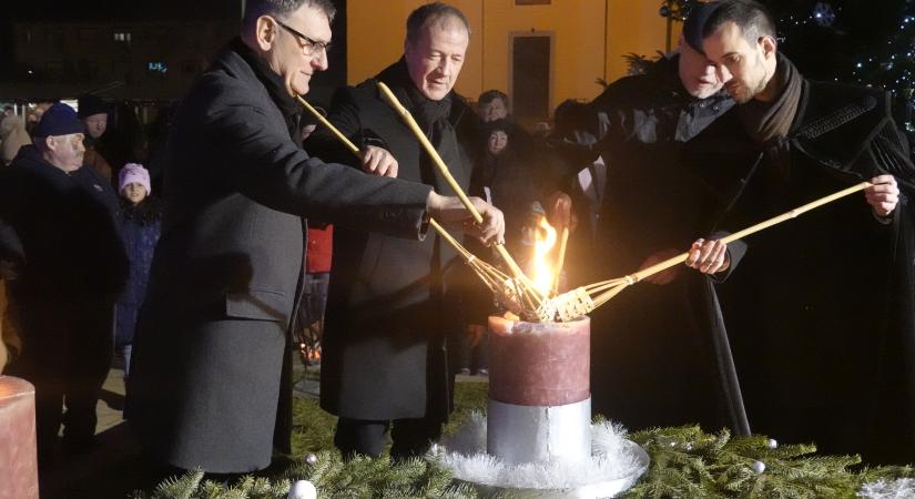 Fények, csengettyűk, köszöntők Polgár főterén