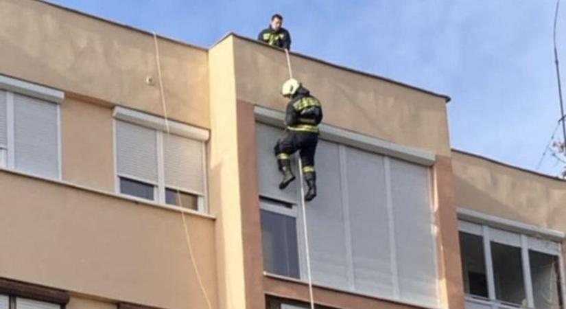 Nagy baj történt Gyöngyösön – kiderült, miért lógott tűzoltó az egyik társasházon!