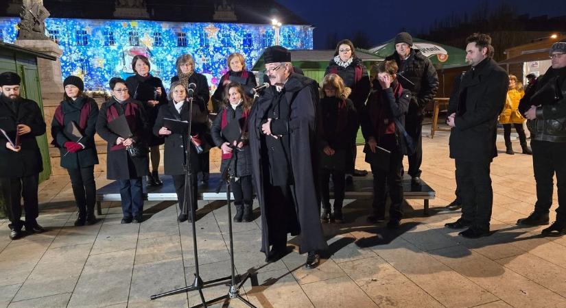 Megáldották a betlehemet a Szabadság téren