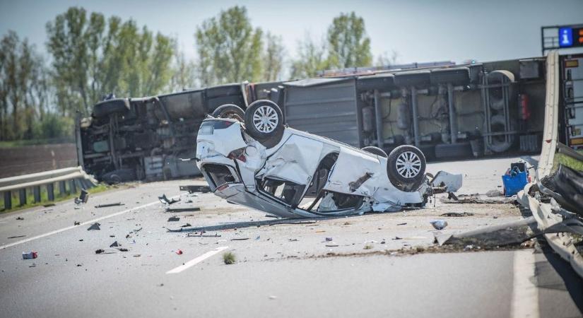 Mintha gumiból lett volna a korlát, úgy tépte fel a kamion: az év egyik leglátványosabb balesetét fotóztuk Debrecennél