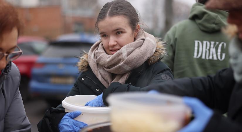 Példamutató reformátusok: ételt és ajándékokat osztottak és kántáltak is a debreceni refisek – fotókkal