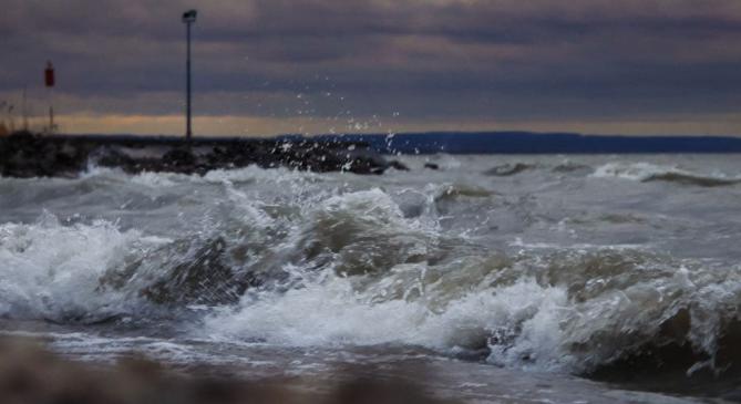 Szélvihar tombol a Balatonnál