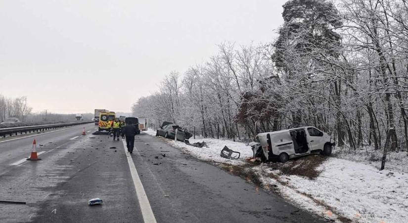 "Mind megvagyunk" - Csodával határos módon maradtak életben az M5-ösön a kisbusz utasai