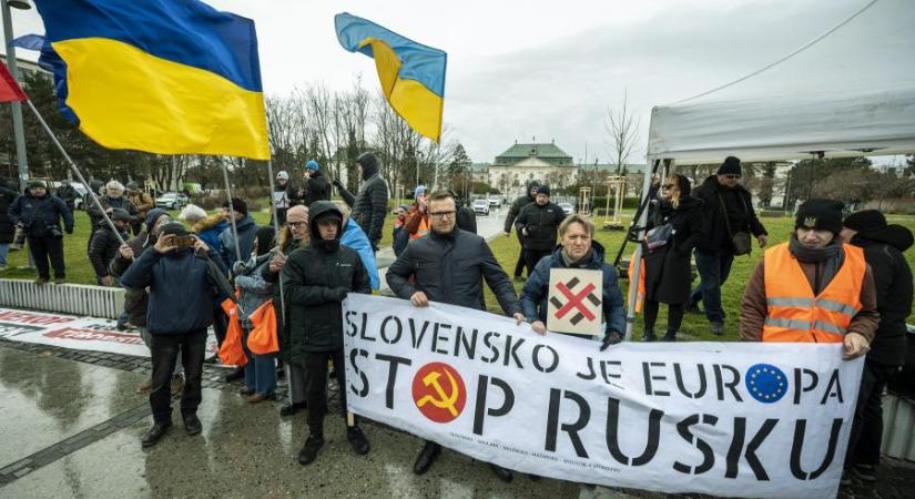 Volodimir Zelenszkij szlovákul üzent Robert Ficónak a moszkvai út után, a pozsonyi kormányhivatal előtt több százan tüntettek