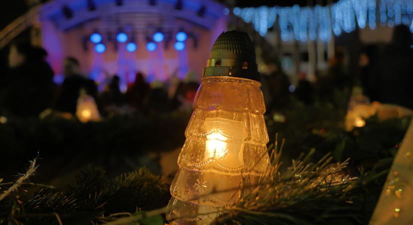 A negyedik adventi láng is lobog a Városháza téren