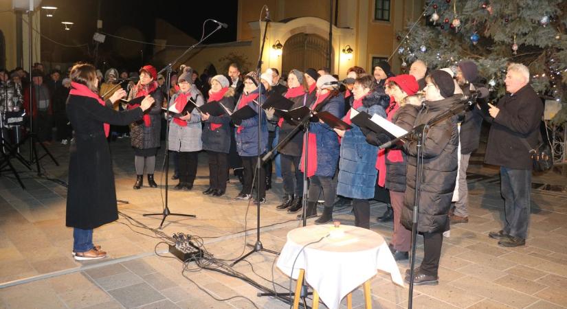 Érseki áldással és halászlével ünnepelték advent utolsó vasárnapját Kalocsán – galériával