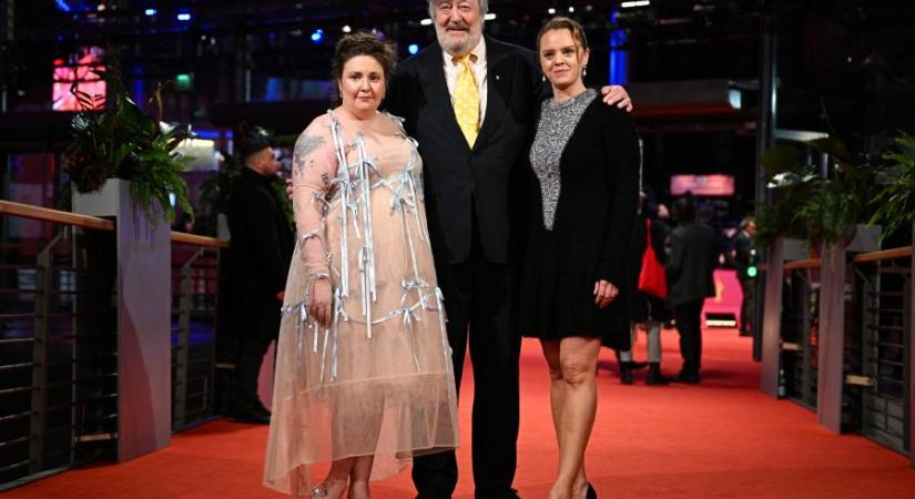 Stephen Fry a Népszavának elárulta melyik magyar szót ismeri, Lena Dunham pedig nemrég jött rá, hogy nem is magyar, hanem lengyel