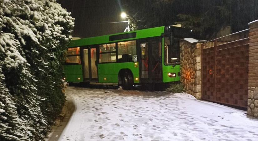 Döbbenet: Kisiklott egy Tüke busz a donátusi végállomásnál