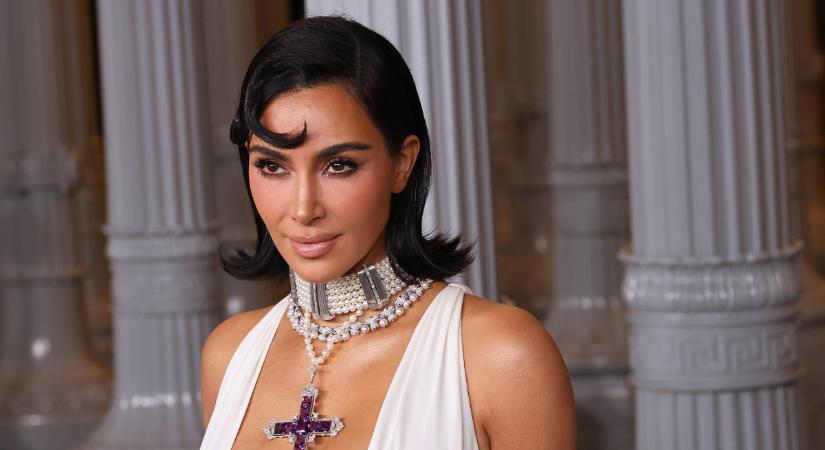 Bizarr és ijesztő zenei videóval készült Kim Kardashian az idei karácsonyra, amiben egy igazi karácsonyi szupersztár is feltűnik