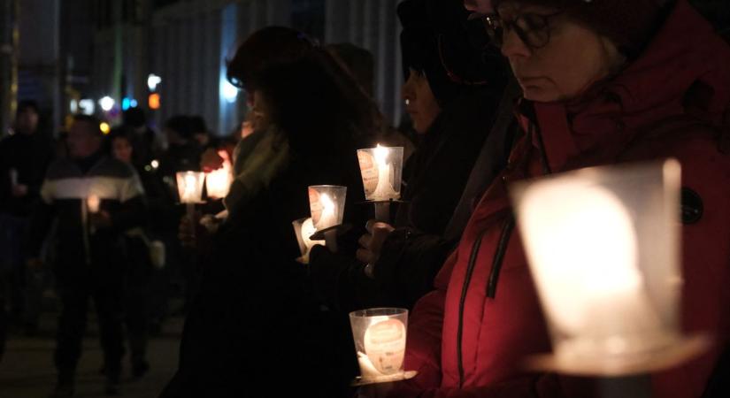 Magdeburgi terrortámadás: ezrek emlékeztek élőláncot alkotva az áldozatokra