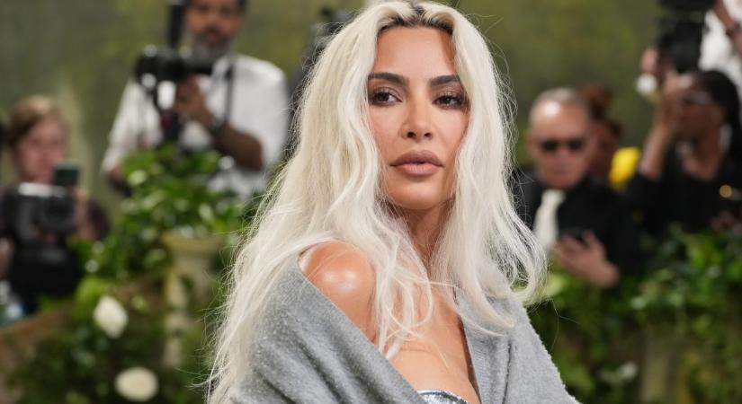 Kim Kardashian művészi videóklipet forgatott Macaulay Culkinnal egy karácsonyi slágerhez