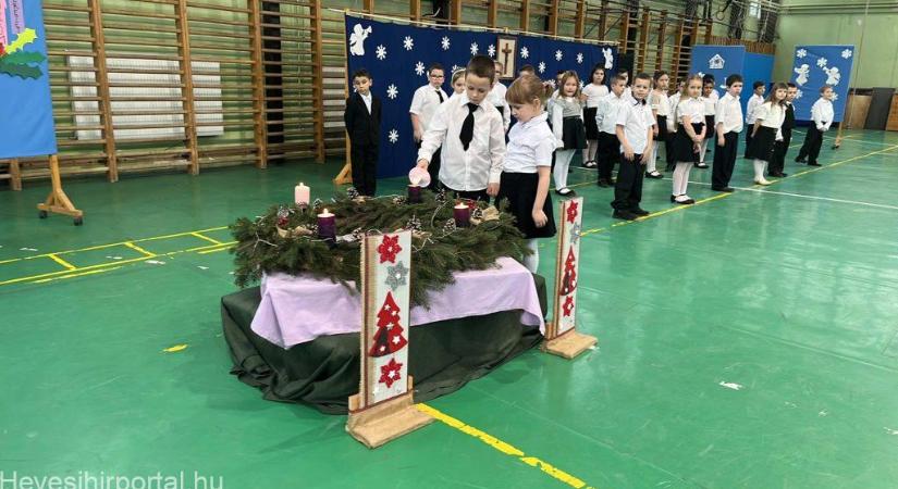 Karácsonyi készülődés a hevesi katolikus iskolában (fotókkal)