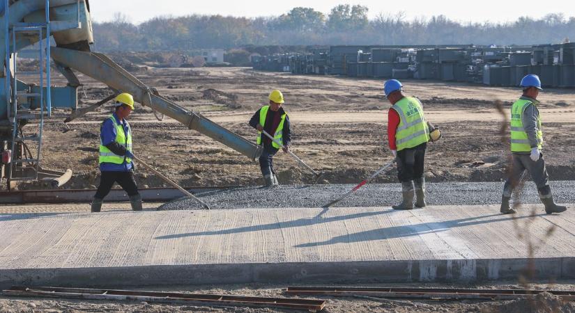 A több ezer négyzetméteres BYD-csarnok építése megdöbbentő léptékű  videó