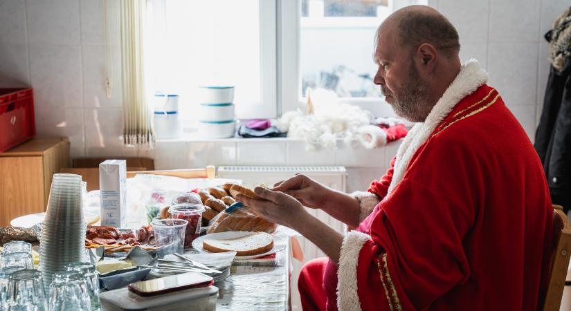 Főállásban autószerelő, 17 éve ő a Mikulás