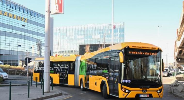 Bemutatták az első magyar elektromos csuklós buszt