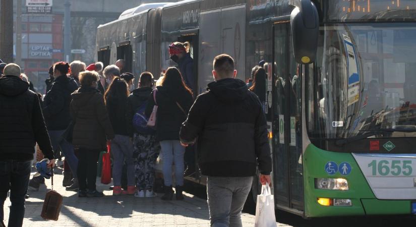 Így járnak a buszok, villamosok karácsonykor