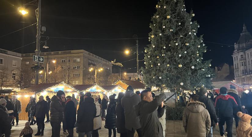 Erős, viharos szél jön, veszélyben lehetnek a szabadtéri karácsonyfák