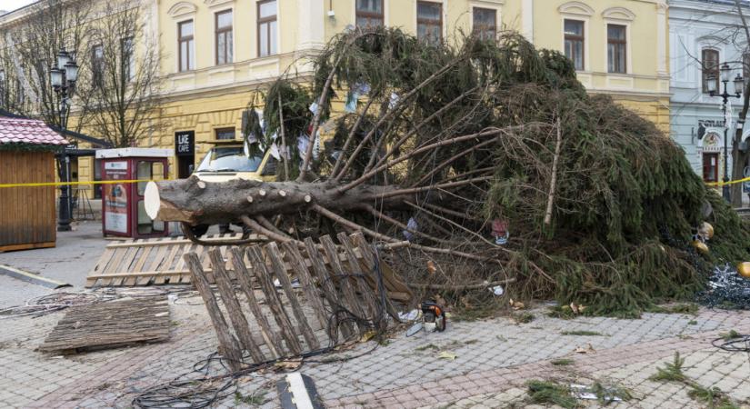 Az erős, viharos szél miatt veszélyben lehetnek a szabadtéren elhelyezett karácsonyfák és díszítőelemek