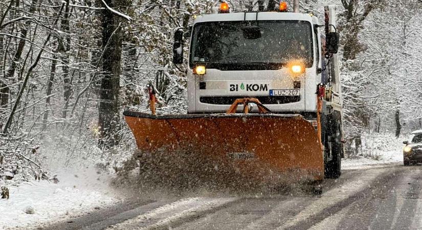 BRÉKING! Több utat lezártak a Mecseken a havazás miatt