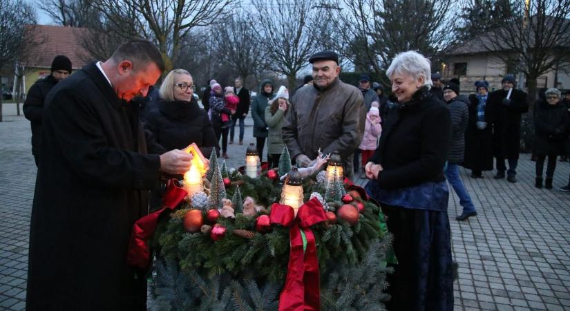 Teljes fényében világít az adventi koszorú - videóval, galériával