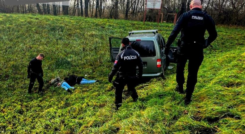 Lopott autót vezető, bedrogozott sofőrt üldöztek a rendőrök Vágsellyén