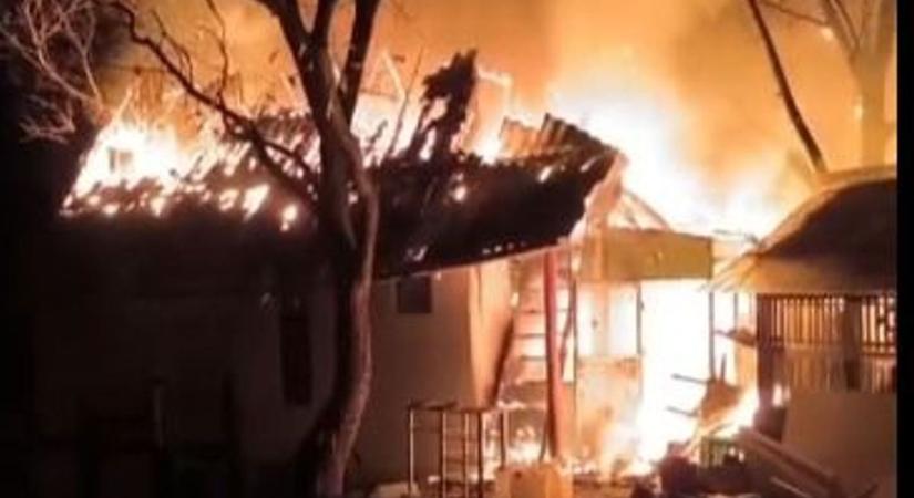 Vásárolni mentek a szülők, kigyulladt a gyerekekkel teli ház  videó