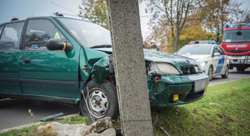 Villanyoszlopnak csapódott egy autó Debrecenben