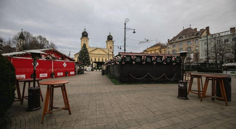 Már el is tűnt a karácsonyi bódék nagy része Debrecen főteréről – fotókkal