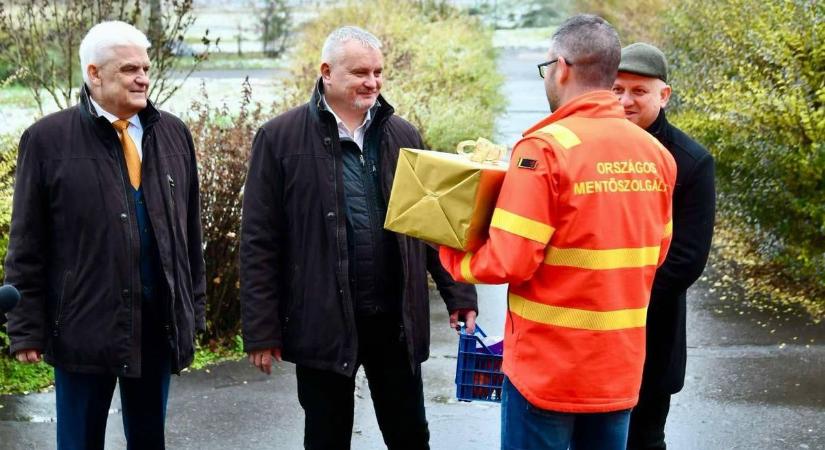 Ajándékot vittek a szenteste is dolgozóknak Szolnokon