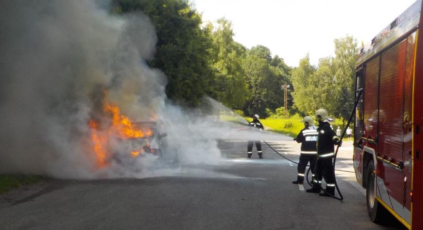 Fáklyaként lángoltak az autók, alig volt idejük menekülni