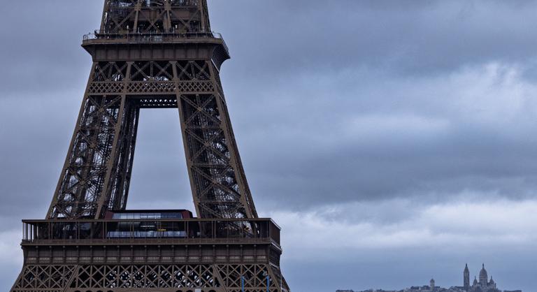 Káosz Párizsban: kigyulladt az Eiffel-torony, evakuálták a turistákat