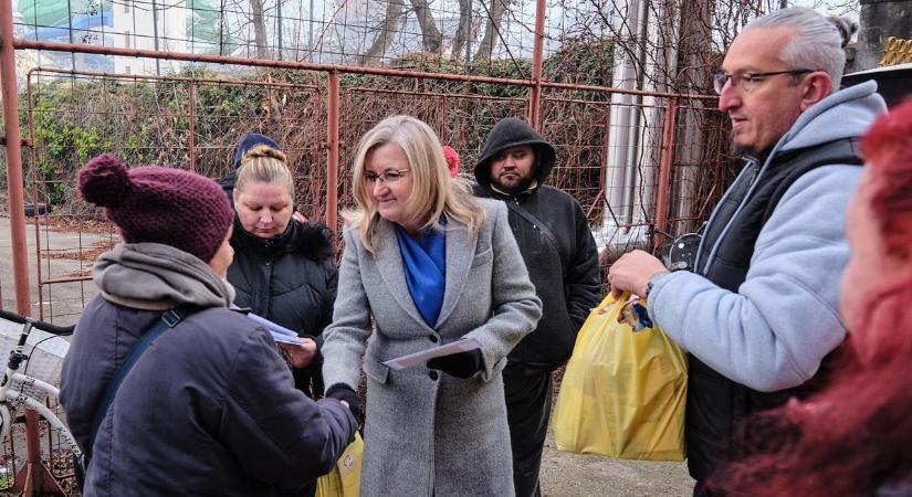 Ajándékot kaptak a közfoglalkoztatottak