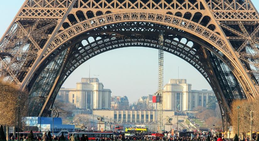 Kigyulladt az Eiffel-torony, 1200 turistát evakuáltak