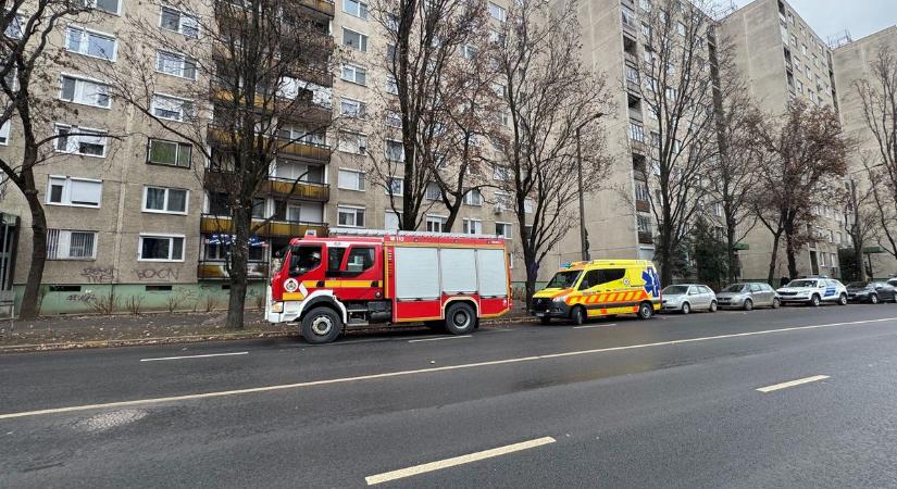 Nagy erőkkel vonultak a hatóságok egy társasházhoz Debrecenben