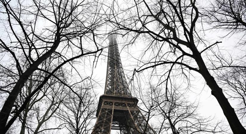 Pánik az Eiffel-toronynál: Tűz miatt evakuálták a turistákat