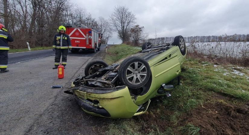 Árokba borult egy autó szenteste napján, épp a december 6-i halálos buszbaleset helyszínén