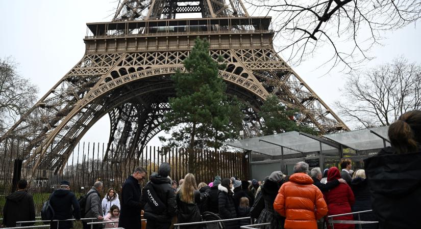 Tűz ütött ki az Eiffel-toronyban: rengeteg embert kellett evakuálni