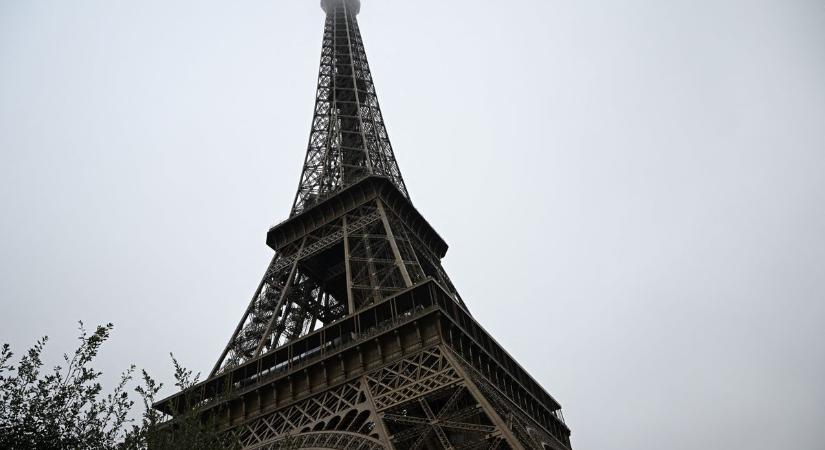 Tűz ütött ki az Eiffel-toronynál, evakuálni kellett a turistákat