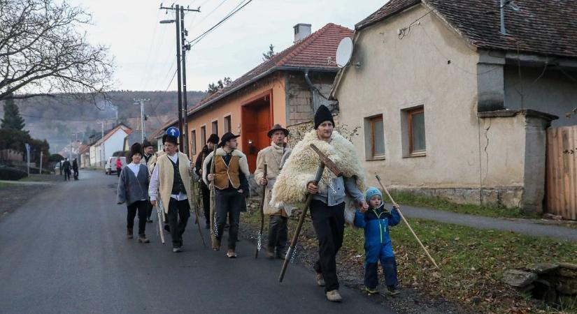 Téli varázslás másodszor: ismét regölésre készül a Velemi Néptáncegyüttes