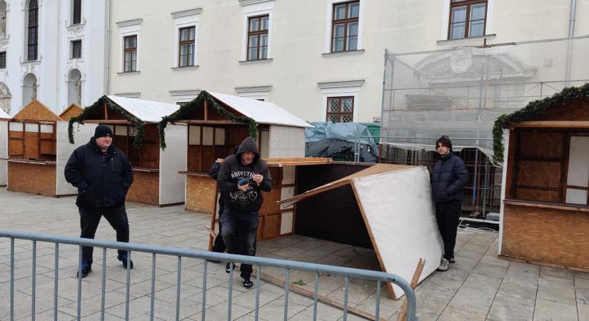 A viharos szél károkat okozott a győri karácsonyi vásárban