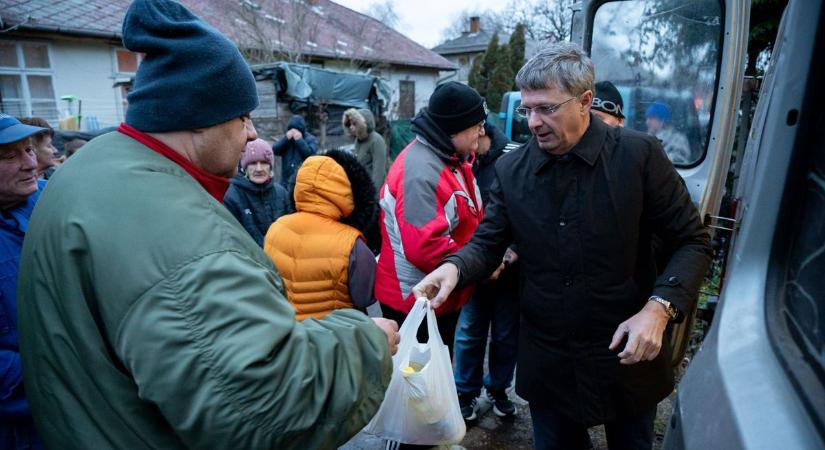 Ajándékcsomag a rászorulóknak