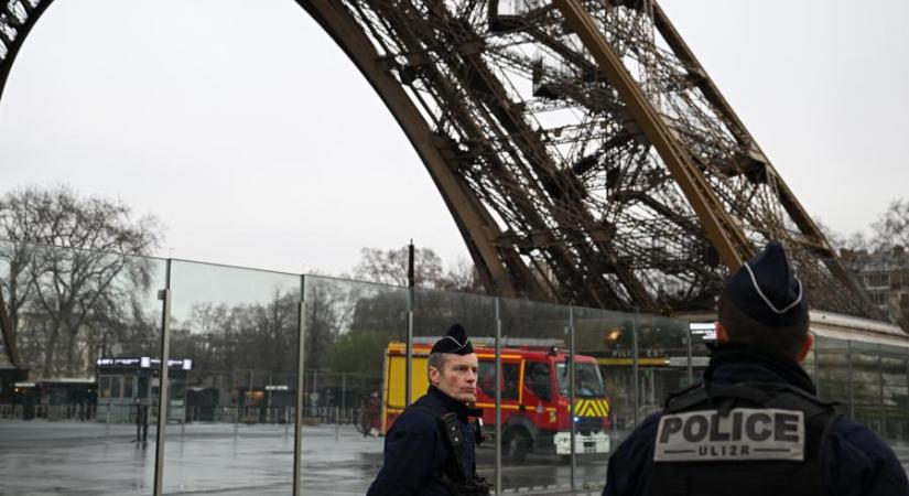 Tűz volt az Eiffel-toronyban, evakuálták az embereket