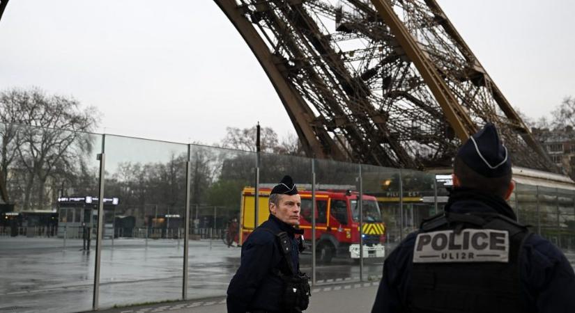 Tűz volt az Eiffel-toronyban, evakuálták a turistákat