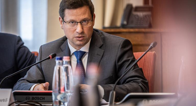 Valami nagyon nem stimmel Gulyás Gergely Facebook-oldalán