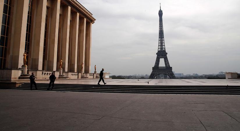 Kitört a pánik: kigyulladt az Eiffel-torony